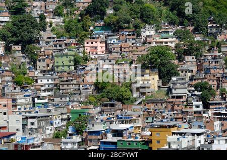 La favela surpeuplée de Rochina à Rio de Janerio, Brésil, de haut point de vue Banque D'Images