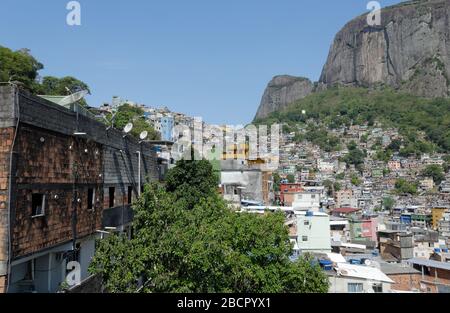 La favela surpeuplée de Rochina à Rio de Janerio, Brésil, de haut point de vue Banque D'Images