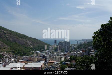 La favela surpeuplée de Rochina à Rio de Janerio, Brésil, de haut point de vue Banque D'Images