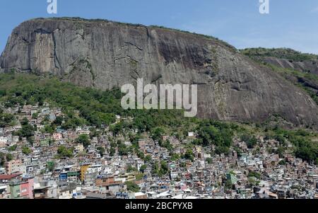 La favela surpeuplée de Rochina à Rio de Janerio, Brésil, de haut point de vue Banque D'Images