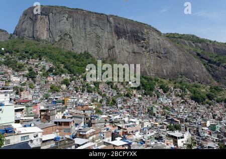 La favela surpeuplée de Rochina à Rio de Janerio, Brésil, de haut point de vue Banque D'Images