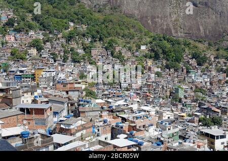 La favela surpeuplée de Rochina à Rio de Janerio, Brésil, de haut point de vue Banque D'Images