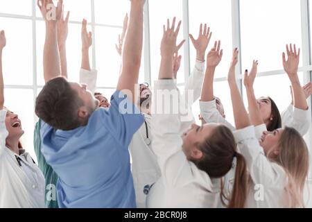 de jeunes médecins traversent le couloir hospitalier Banque D'Images