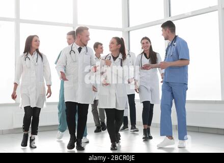 de jeunes médecins traversent le couloir hospitalier Banque D'Images