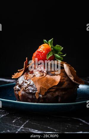 Gateau Au Chocolat Polka Dessert Turc Avec Fraise Et Creme Blanche De La Patisserie Locale En Assiette Pour Une Portion Personne Dessert Traditionnel Photo Stock Alamy