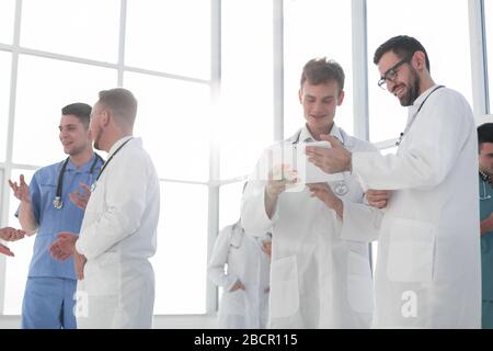 professionnels de la santé discutant d'informations dans le hall de l'hôpital Banque D'Images