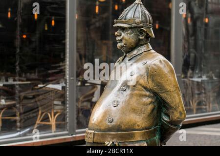 Hongrie, Budapest - dans Zriny utca (rue) le Fat Polieman est un favori de foule, avec un ventre rond qui demande juste une cuddle. Il représente un Hun Banque D'Images