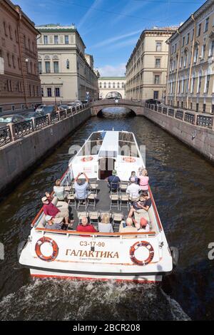 ST. PETERSBURG, RUSSIE-VERS AOÛT 2018 : un bateau plat à ciel ouvert passe par le canal d'hiver jusqu'à la rivière Neva. Transport et excursion en bateau pour les visiteurs sur CA Banque D'Images