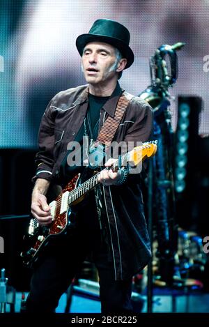 Nils Lofgren, ainsi que le chanteur américain Bruce Springsteen et le groupe E-Street, jouent pour la « tournée de la rivière » au stade San Siro de Milan Banque D'Images