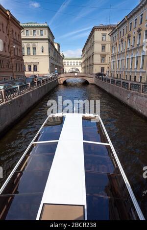 ST. PETERSBURG, RUSSIE-VERS AOÛT 2018 : un bateau plat arrive au pont sur le canal d'hiver pour entrer dans la zone d'eau de la rivière Neva. Transport et bateau tr Banque D'Images