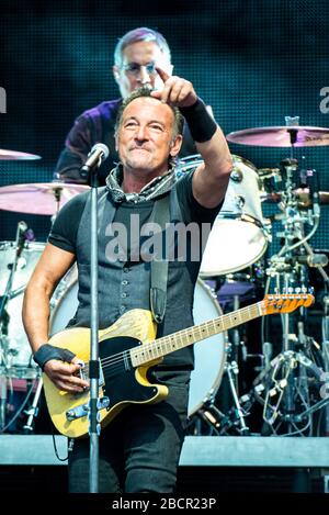 Le chanteur et compositeur américain Bruce Springsteen, ainsi que le groupe E-Street, jouent pour la « tournée de la rivière » au stade San Siro de Milan Banque D'Images