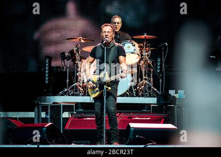 Le chanteur et compositeur américain Bruce Springsteen, ainsi que le groupe E-Street, jouent pour la « tournée de la rivière » au stade San Siro de Milan Banque D'Images