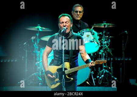 Le chanteur et compositeur américain Bruce Springsteen, ainsi que le groupe E-Street, jouent pour la « tournée de la rivière » au stade San Siro de Milan Banque D'Images