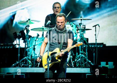 Le chanteur et compositeur américain Bruce Springsteen, ainsi que le groupe E-Street, jouent pour la « tournée de la rivière » au stade San Siro de Milan Banque D'Images