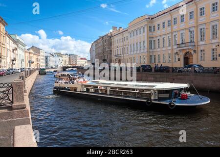 ST. PETERSBURG, RUSSIE-VERS AOÛT 2018 : un bateau plat passe sur la rivière Moyka pour entrer dans le canal d'hiver et la rivière Neva. Transport de visiteurs par navires f Banque D'Images