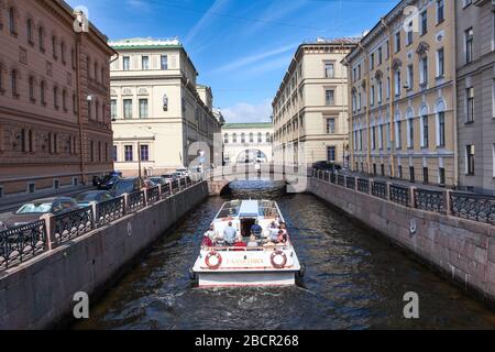ST. PETERSBURG, RUSSIE-VERS AOÛT 2018 : un bateau plat à ciel ouvert passe le long de la rive du canal d'hiver pour entrer dans la rivière Neva. Transport et trajet en bateau f Banque D'Images