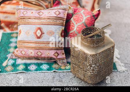 Porte-bougie en cuivre avec bougies blanches comme décorations de mariage. Banque D'Images