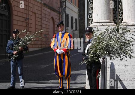 5 avril 2020 - Rome, Italie - la police italienne et le Carabinieri célèbrent dimanche Pal avec une garde suisse à l'entrée de la Cité du Vatican. Crédit: Evandro Inetti/ZUMA Wire/Alay Live News Banque D'Images