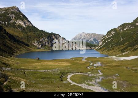 Lac de montagne alpin avec petit ruisseau de méandres dans les Alpes autrichiennes Banque D'Images