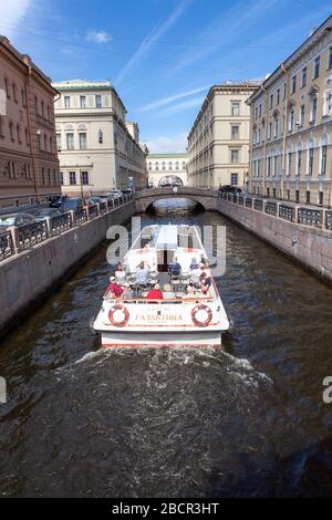 ST. PETERSBURG, RUSSIE-VERS AOÛT 2018 : un bateau plat à ciel ouvert arrive au pont sur le canal d'hiver pour entrer dans la rivière Neva. Transport et excursion en bateau pour Banque D'Images
