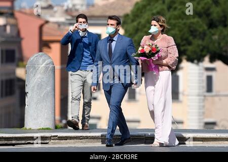 Rome, Italie. 05 avril 2020. ROME, ITALIE - 05 avril 2020: Un témoin du film de mariage les jeunes mariés. Le gouvernement italien a imposé des restrictions sans précédent pour mettre fin à la propagation de l'épidémie de coronavirus COVID-19, entre autres mesures, les mouvements de personnes ne sont autorisés que pour le travail, l'achat de biens essentiels et pour des raisons de santé. Seuls les conjoints et les témoins de mariage sont autorisés à participer à des mariages. (Photo de Nicolò Campo/Sipa USA) crédit: SIPA USA/Alay Live News Banque D'Images