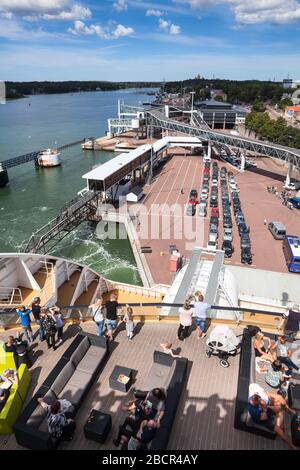 MARIEHAMN, ALAND-CIRCA JUN, 2018 : file d'attente des véhicules de tourisme dans le port de Mariehamn. Route maritime depuis les îles d'Aland jusqu'à Helsinki, en Finlande, par Viking Line Banque D'Images