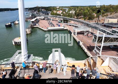 MARIEHAMN, ALAND-CIRCA JUN, 2018 : le ferry pour voitures et passagers arrive à l'embarcadère du port de Mariehamn. Vue depuis la terrasse. Route maritime depuis les îles d'Aland jusqu'à Helsinki Banque D'Images