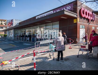 Florence, Italie - 2020, 4 avril: Les consommateurs européens en ligne au supermarché pour les courses d'épicerie, pendant l'urgence de la pandémie de virus de Corona. Banque D'Images