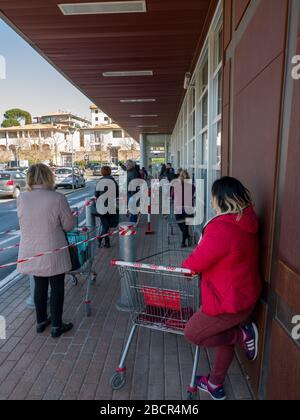 Florence, Italie - 2020, 4 avril: Les consommateurs européens en ligne au supermarché pour les courses d'épicerie, pendant l'urgence de la pandémie de virus de Corona. Banque D'Images