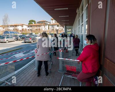 Florence, Italie - 2020, 4 avril: Les consommateurs européens en ligne au supermarché pour les courses d'épicerie, pendant l'urgence de la pandémie de virus de Corona. Banque D'Images