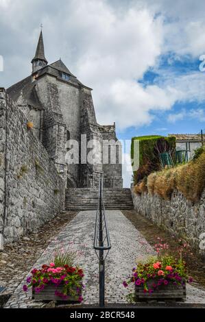 Vue sur les escaliers pour accéder au monastère fortifié de Saint-Michel des Anges à Saint-Ange, France. Banque D'Images