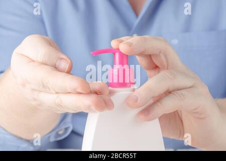 Personnes âgées, utilisant du gel antiseptique d'alcool, prévenir l'infection, éclosion de Covid-19, femme senior laver la main avec de l'aseptisant pour les mains pour éviter la contamination Banque D'Images
