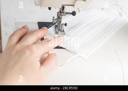 fabriquer des masques médicaux de protection à partir de coronavirus fait à la main couture. créer zéro déchet réutilisable du masque vous-même. Banque D'Images