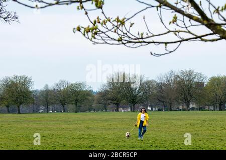Harrogate, Yorkshire du Nord, Royaume-Uni. 5 avril 2020. En dépit du beau temps, seulement quelques personnes sont dehors et environ dans le parc Stray dans le centre de Harrogate. Crédit: ernesto rogata/Alay Live News Banque D'Images