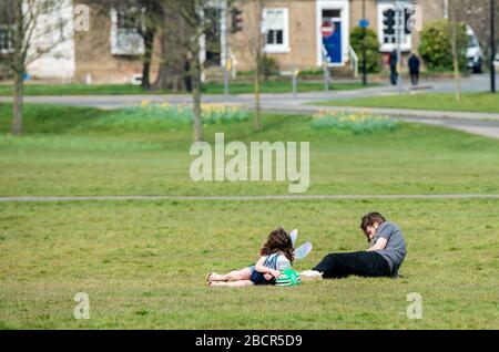 Harrogate, Yorkshire du Nord, Royaume-Uni. 5 avril 2020. En dépit du beau temps, seulement quelques personnes sont dehors et environ dans le parc Stray dans le centre de Harrogate. Crédit: ernesto rogata/Alay Live News Banque D'Images