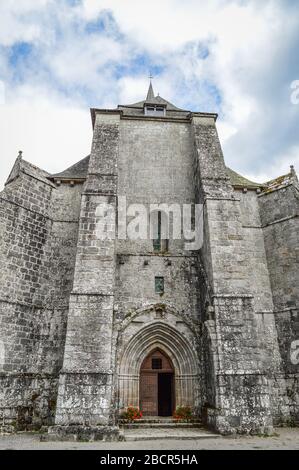 Vue de face du monastère fortifié de Saint-Michel des Anges à Saint-Ange, France. Banque D'Images