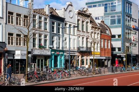 Vue sur le Vredenburg avec des boutiques et des vélos garés pendant un après-midi ensoleillé. Le Vredenburg fait partie du centre-ville d'Utrecht. Banque D'Images