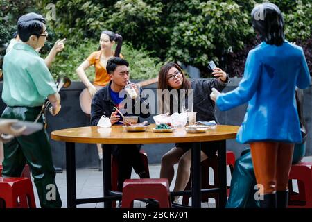 Wuhan, la province chinoise de Hubei. 5 avril 2020. Les gens ont un repas à côté de statues dans un restaurant extérieur à Wuhan, dans la province de Hubei en Chine centrale, le 5 avril 2020. Crédit: Shen Bohan/Xinhua/Alay Live News Banque D'Images