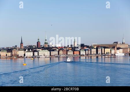 STOCKHOLM, SUÈDE-JUIN 2018 : partie historique de la ville avec bâtiments anciens. Vue depuis la baie de Riddarfjarden, la mer Baltique. Le Gamla stan est la vieille ville Banque D'Images