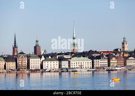 STOCKHOLM, SUÈDE-JUIN 2018 : partie historique de la ville avec des maisons anciennes. Vue depuis la baie de Riddarfjarden, la mer Baltique. Le Gamla stan est la vieille ville Banque D'Images