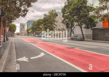 Third Street by Convention Center est vide de piétons et de la circulation pendant le verrouillage de la ville en raison de la pandémie COVID-19, San Francisco, CA, USA. Banque D'Images