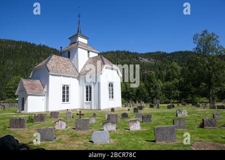 AMOTSDAL, NORVÈGE - VERS JUIN 2018 : l'église et le cimetière d'Amotsdal se trouvent dans le petit village de montagne d'Amotsdal, dans la municipalité de Seljord à Telemark, Norvège. Banque D'Images