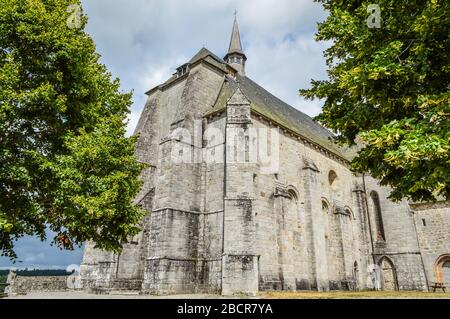 Vue sur le monastère fortifié de Saint-Michel des Anges à Saint-Ange, France. Banque D'Images