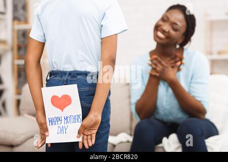 Afro enfant félicitant maman avec carte faite à la main Banque D'Images