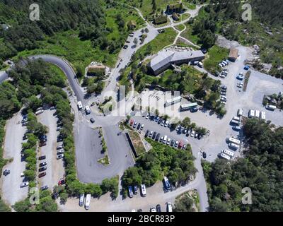 JORPELAND, NORVÈGE - VERS JUILLET 2018 : les bus et les voitures sont dans le parking payant de Pulpit Rock sur Preikestolvegen. Vue de dessus. Point de départ de la randonnée Banque D'Images