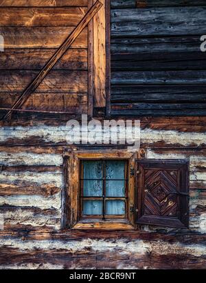 Ancienne fenêtre traditionnelle en bois avec verre bleu Banque D'Images