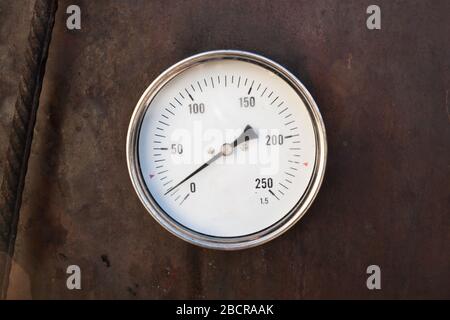 Thermomètre axial monté dans un poêle en acier rouillé, gros plan photo Banque D'Images