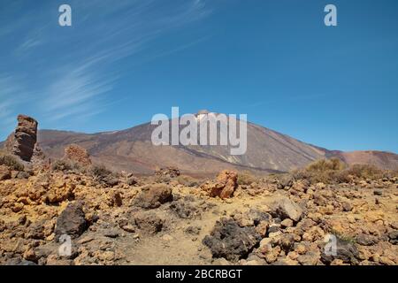 Le mont Teide est entouré d'un paysage volcanique rocheux et inhabituel avec Roque Cinchado, situé dans la destination de voyage Parc National Teide Banque D'Images