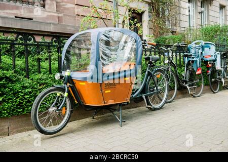 Paris, France - 16 mars 2014 : nouvelle ville de Babboe stationnée dans une rue vide, un vélo cargo flexible et agile à 2 roues Banque D'Images