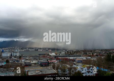 Ciel menaçant, bourdonnement météorologique, colère tempête grêle et nuages sombres au-dessus de Vancouver, C.-B., Canada Banque D'Images